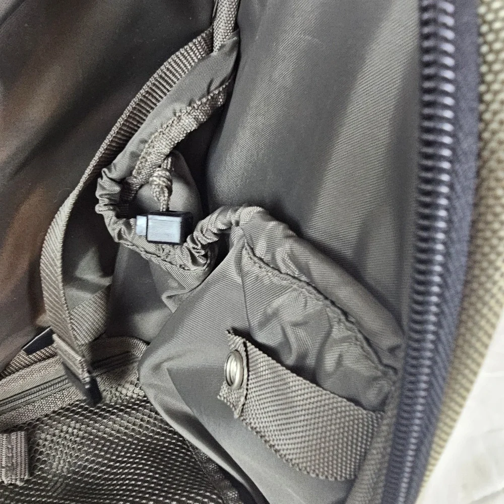 Travelsmith Beige Black Rolling Personal Luggage Carry-on Bag Duffel Zip Pockets